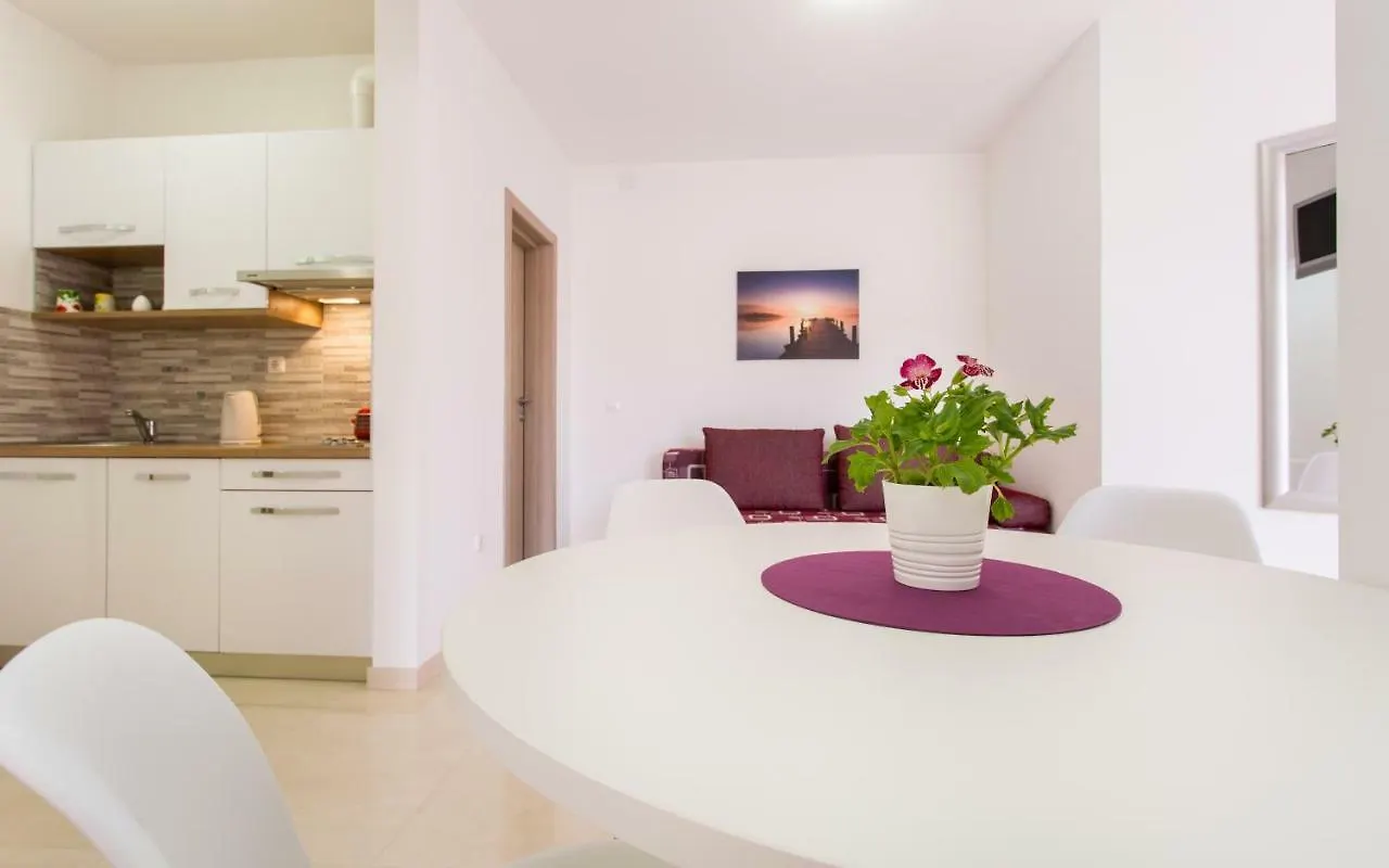 Apartments Mira Baška 0*,